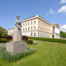 Statuen av Dronning Maud står ved inngangen til Dronningparken. Govva: Jan Haug, Gonagasla&#154; hoavva.